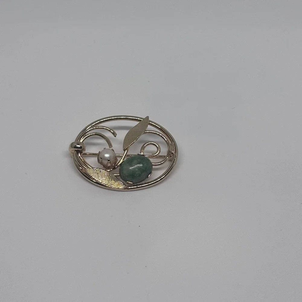 Vintage‎ Sarah Coventry Brooch Gold Tone Leaf Faux Pearl Green Stone